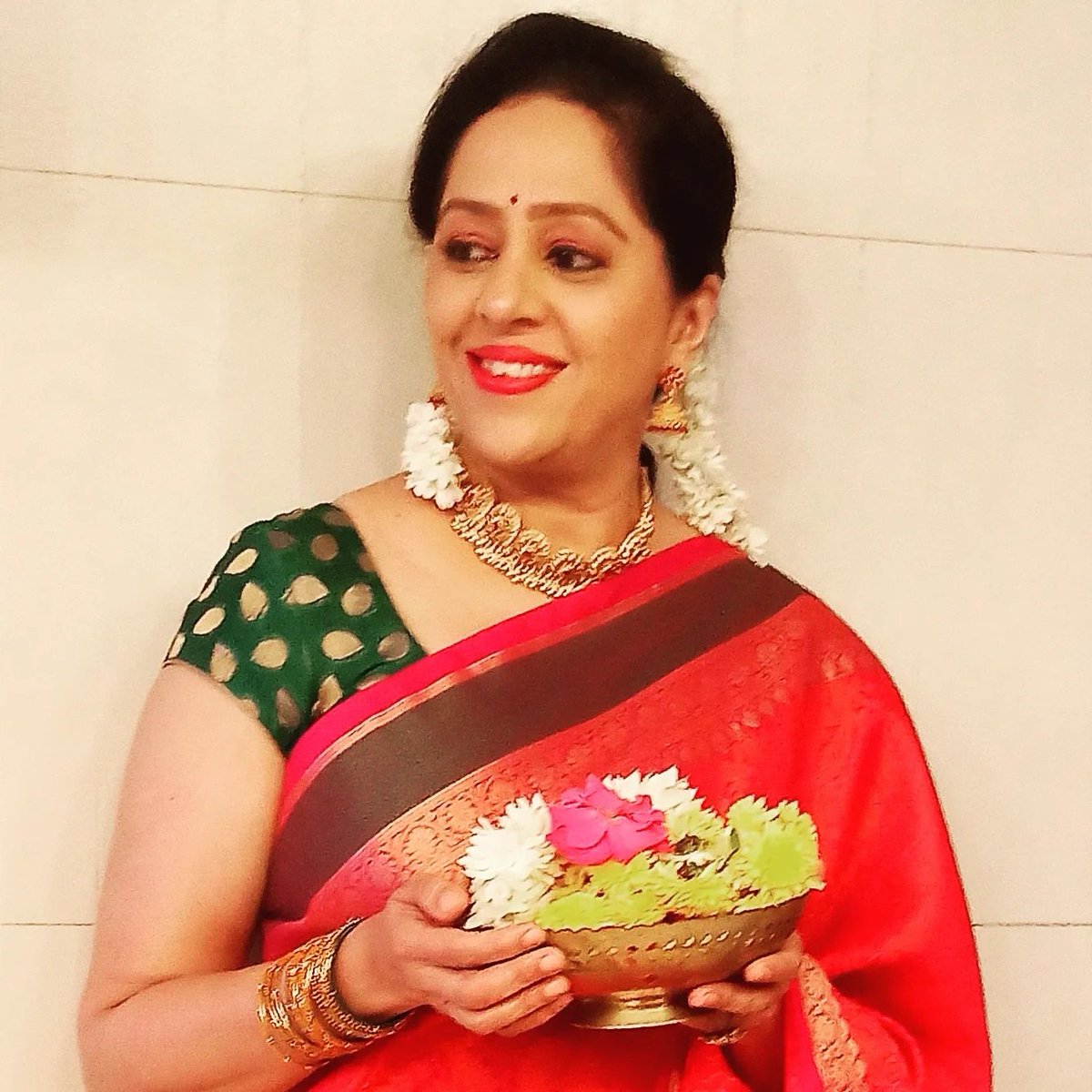 RedcarpetOffl's tweet photo. இனிய தமிழ் புத்தாண்டு நல்வாழ்த்துக்கள்!!
#TamilNewYear 
#newsreaderrathna https://t.co/vgQkp2kV6Y