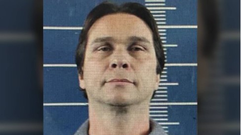 Dez meses depois de ser preso, o delegado Mauricio Demetrio acusado de ser o chefe de uma organização criminosa que exigia propina de comerciantes de Petrópolis,não raspou a cabeça e nem usa o uniforme padrão da Secretaria de Administração Penitenciária(Seap)fiscalização ja VEP!