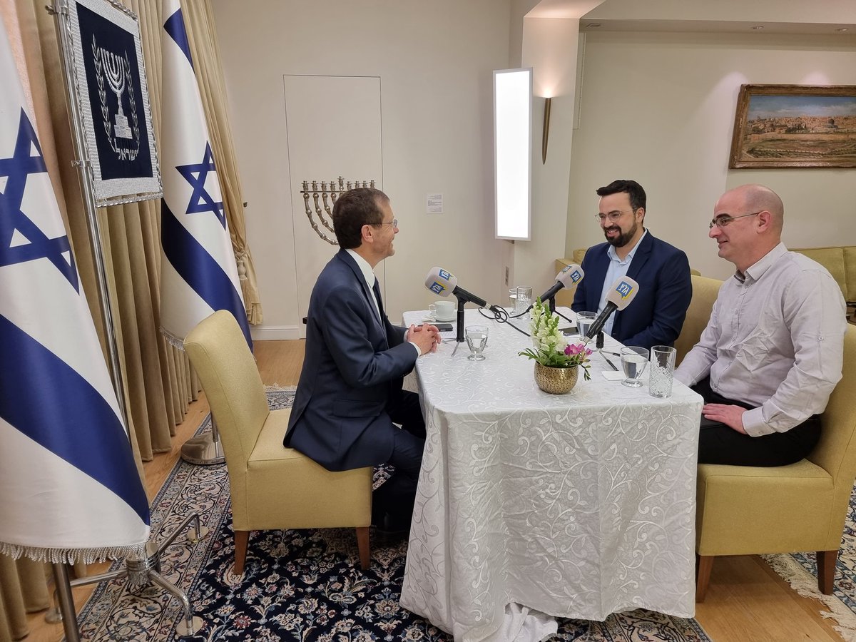 במרכז המשדר הבוקר הראיון  מיוחד שערכנו <a href="/yanircozin/">Yanir Cozin - יניר קוזין</a> ואני עם נשיא המדינה <a href="/Isaac_Herzog/">יצחק הרצוג Isaac Herzog</a> . וגם: העדכונים על מעצר הרוצח הפלסטיני, האוקראינים מדווחים שפגעו בספינת מלחמה רוסית,  ועוד . <a href="/MoriahAsraf/">Moriah Asraf</a> <a href="/tommyyca/">Tommy | טוֹמי</a> <a href="/Shaharshalev3/">שחר שלו | Shahar Shalev</a> <a href="/GLZRadio/">גלצ</a> <a href="/Doron_Kadosh/">דורון קדוש | Doron Kadosh</a> <a href="/NogaSelzer/">Noga Selzer | נגה זלצר</a> <a href="/AmitayLifshiz/">Amitay Lifshiz</a>