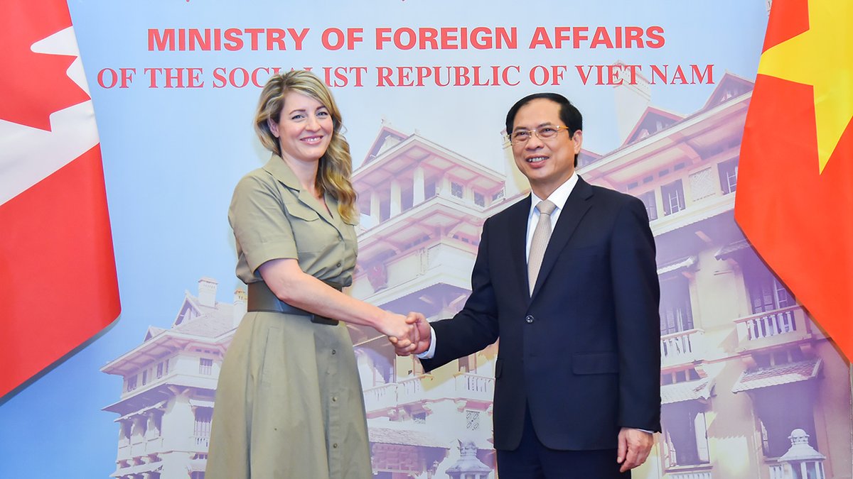 DPMBuiThanhSon's tweet photo. Warmly welcome 🇨🇦 Foreign Minister @melaniejoly to Hanoi. We reaffirmed our strong commitment to deepen 🇻🇳 - 🇨🇦 #ComprehensivePartnership focusing on trade, climate change, innovation, and people - people ties as we head towards 50th Anniversary of diplomatic relations in 2023. https://t.co/4ZMDNFr1MU
