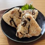 何個も食べたくなる!塩こんぶとツナの鶏ガラおにぎり。