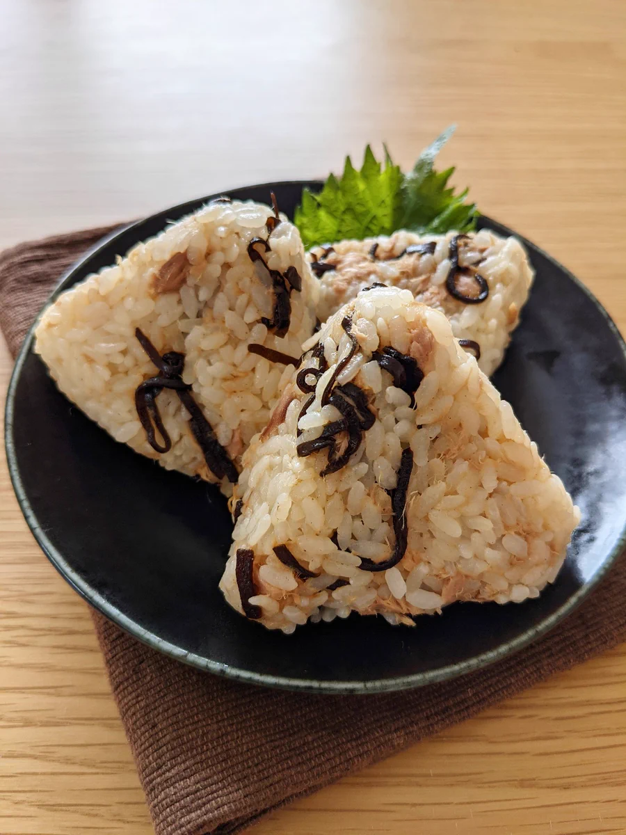 何個も食べたくなる！塩こんぶとツナの鶏ガラおにぎり。