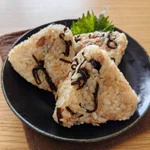 何個も食べたくなる!塩こんぶとツナの鶏ガラおにぎり。