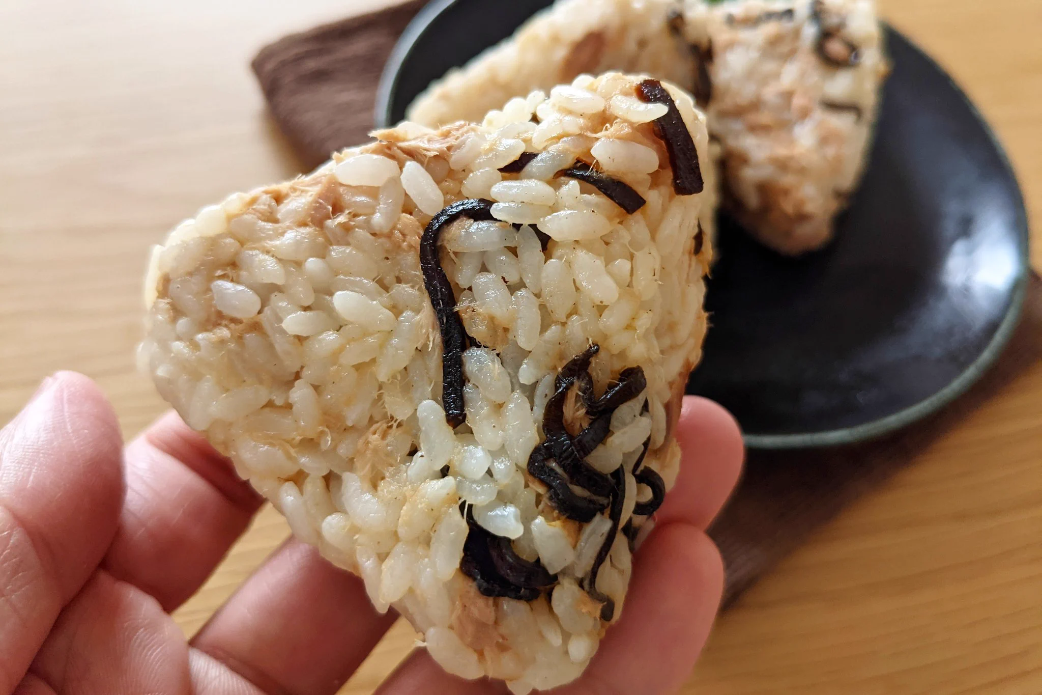 何個も食べたくなる！塩こんぶとツナの鶏ガラおにぎり。
