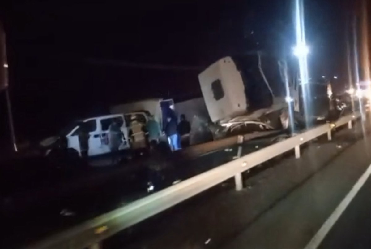 5dimension_cl's tweet photo. 🔘 #RegiónDelMaule
📌COLISIÓN MÚLTIPLE SE REGISTRÓ EN LA RUTA 5 EN LA REGIÓN DEL MAULE
➡ Cerca de las 21 horas se registró este grave accidente en la Ruta 5, a la altura del km 224, sector Camarico. #NoticiaEnDesarrollo https://t.co/o7UCVD1EVj https://t.co/k1Fzl17Mqq