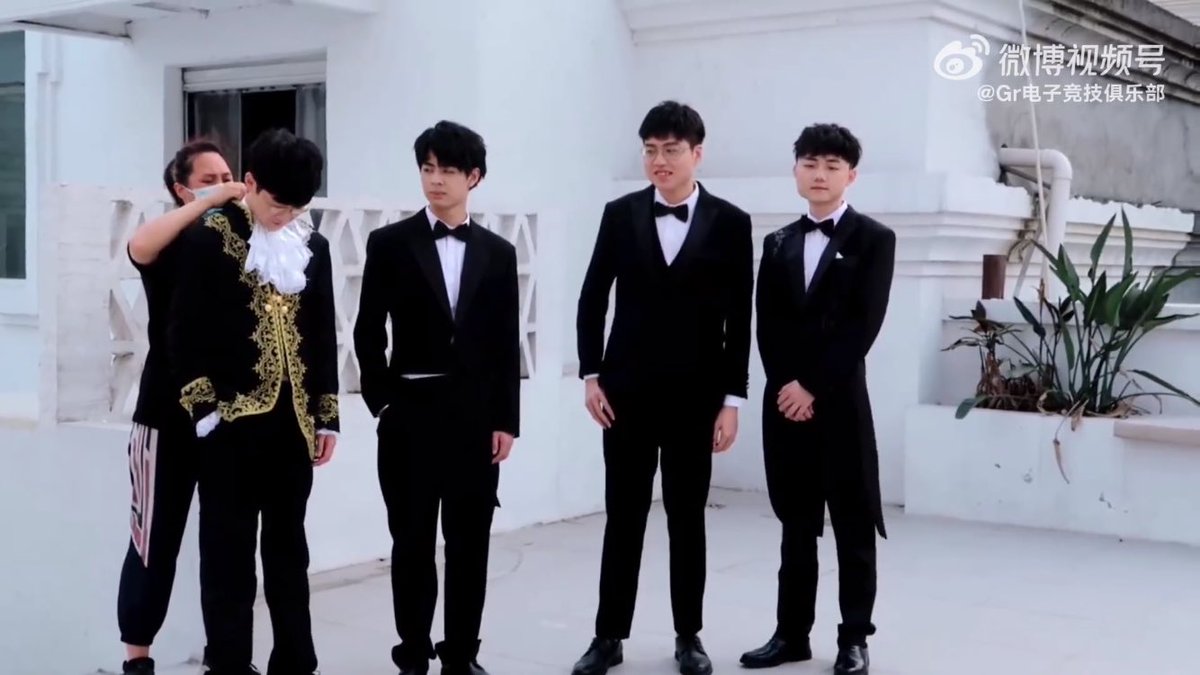 WolvesIDV_Intl's tweet photo. #Wolves_CraZy in Gr's latest Weibo video 🤩 He went for a photo/video shooting session with Gr_ppx, GG_ppxia, and lpz!
Full video: https://t.co/VnfrwwrUqI https://t.co/9IPHELJSrr