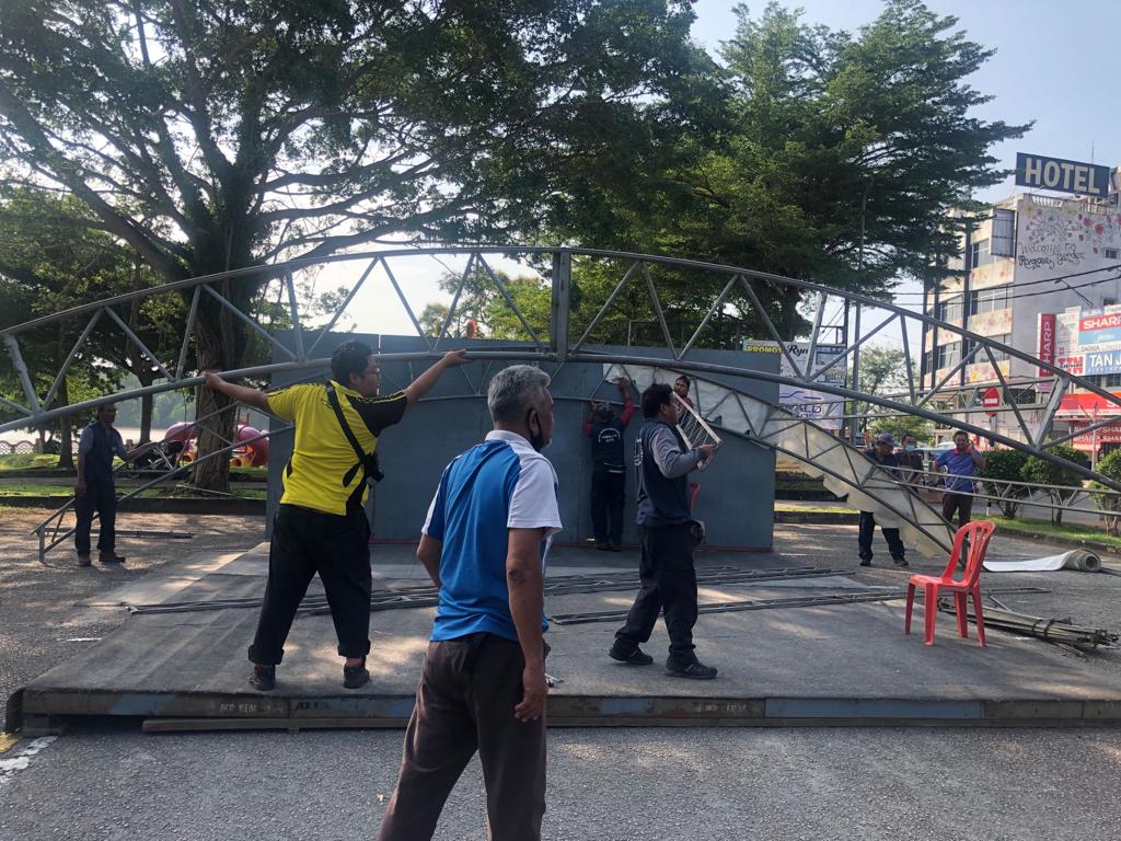 Kerja-Kerja Pemasangan Pentas Sementara oleh Unit Senggara Bangunan <a href="/jkrkemaman/">JKR Kemaman</a>  bagi Majlis  Perasmian Penutup Pertandingan Mural Dan Laman Rumohku Comey.<a href="/JKRTerengganu/">JKR Terengganu</a> @IrMdridzwan <a href="/MoALiS114/">MoALiS</a> <a href="/sabira69914729/">sabira</a> <a href="/Nadiah1209/">Nadiah</a>