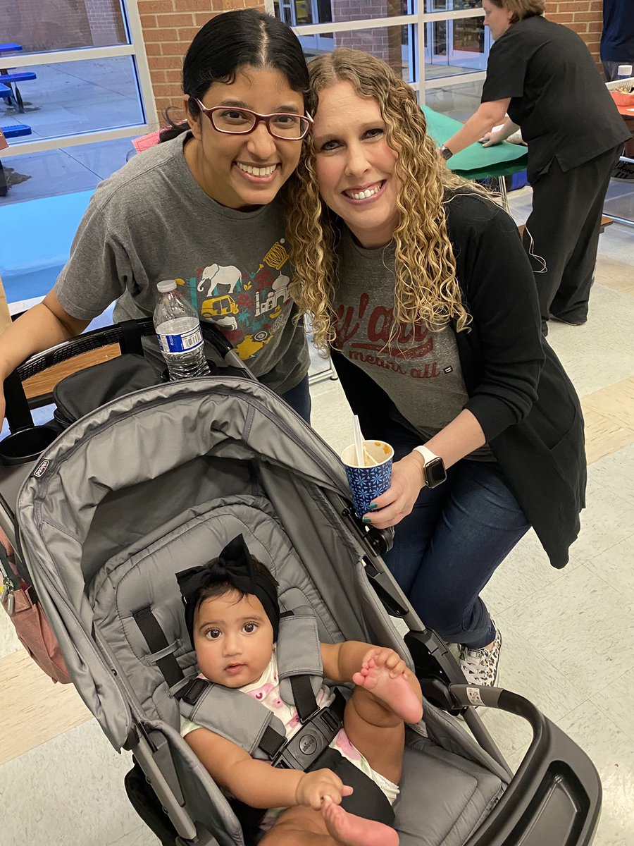 ShannonSEverett's tweet photo. Invited some former students, who are mostly in high school now, to help with a booth at Multicultural Night. Might hafta be a new tradition! 💙🖤🤍 https://t.co/ARYOERENOn