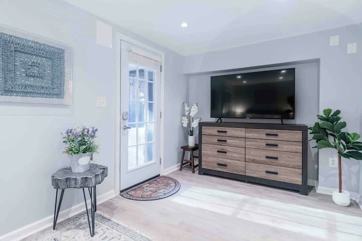 📍 Location: Washington, DC

🏡 Listing Title: Garden level retreat - perfect for couples
 
🙌🏾 Avg. Guest Rating: 4.89
_______

Visit blackairbnbs.co to book this Black-owned Airbnb, submit Black-owned Airbnb listings, or browse 200+ #blackairbnbs across the U.S.!