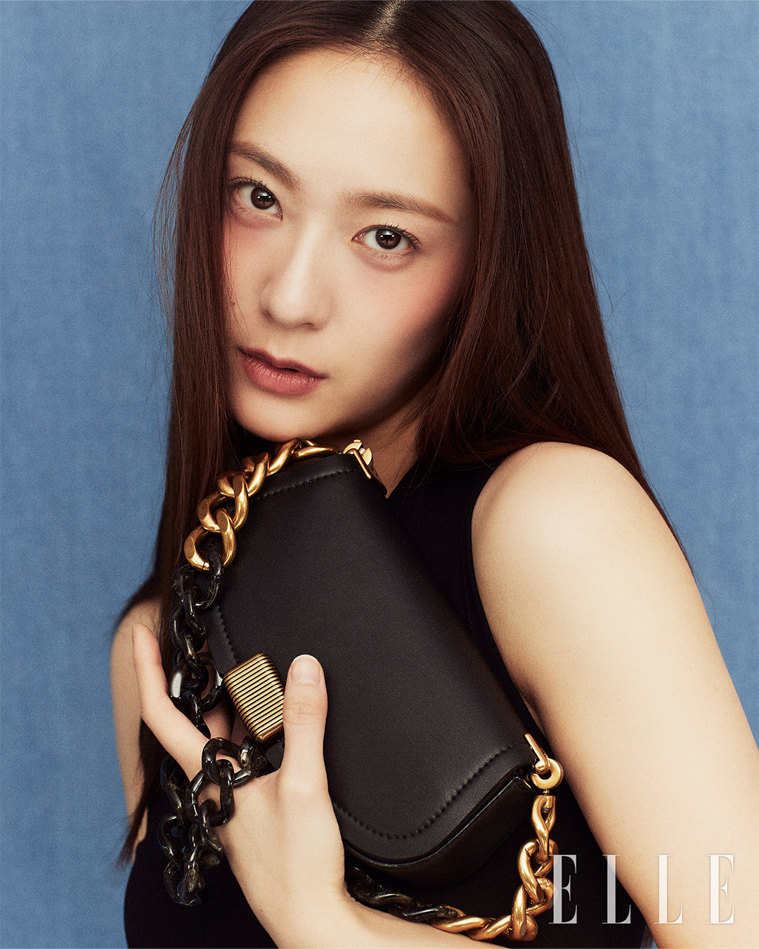 Charles Keith on X Distinctive and glamorous the Sonnet two tone chain handle shoulder bag has won Krystal s heart. Shop now https t ajrka2j9tv CharlesKeithSS22 KrystalxCharlesKeith ELLE D EDITION ...
