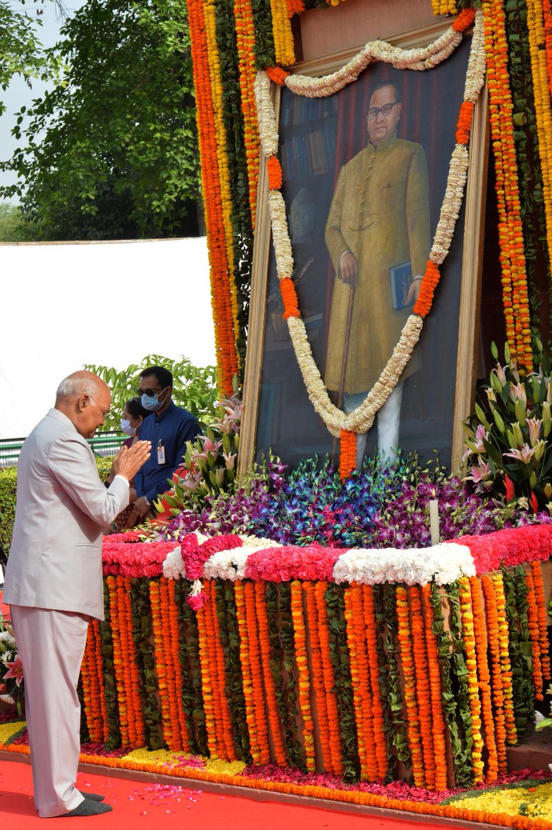 rashtrapatibhvn's tweet photo. राष्ट्रपति राम नाथ कोविन्द ने बाबासाहब डॉक्टर भीमराव आंबेडकर की जयंती पर संसद भवन परिसर स्थित उनकी प्रतिमा पर श्रद्धा सुमन अर्पित किए। https://t.co/HZ1MFaMqff