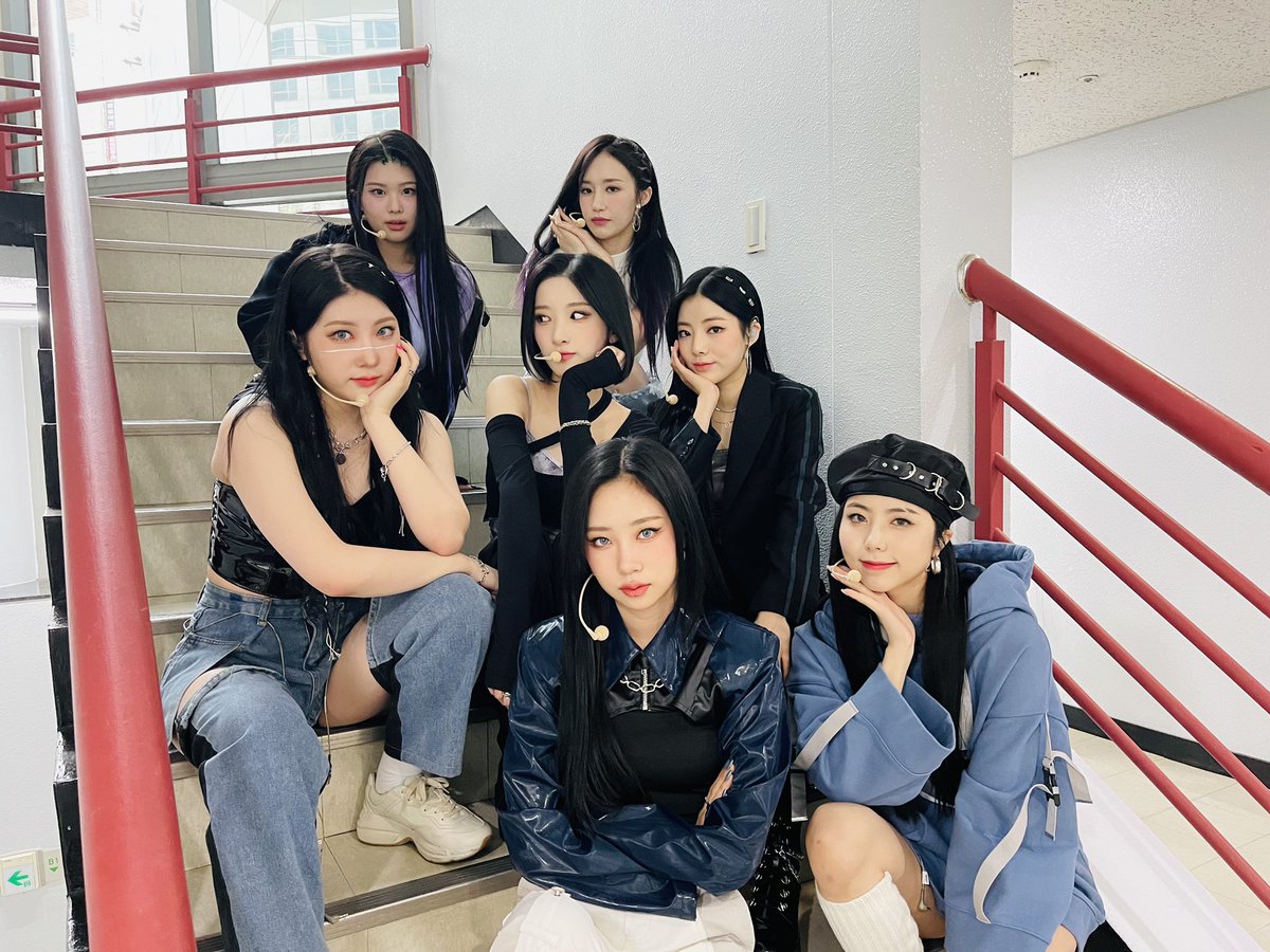 CHOlREH's tweet photo. ▎ #이레의_하루! 🐿

Our outfit for Inkigayo on April 10th, 2022 is dominated by denim, and the color blue! 💙 There is also the color white, and black! That day, I wore a beret, and an eyebrow slit! 😎 Do you think I pulled off the  look well, PLORY(s)?

✦ ︰ https://t.co/eZPOEF744R