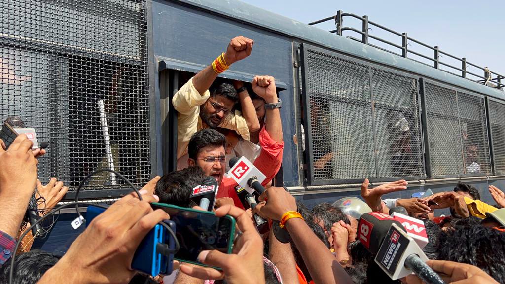 जिस हिन्दू का खून ना खोले, खून नही वो पानी हैं ।
जो देश के काम ना आए, वो बेकार जवानी हैं
#chalokarauli