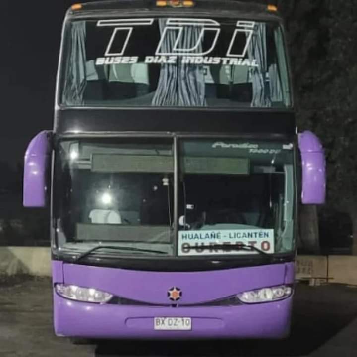 Victor_Curico's tweet photo. DENUNCIA: Bus de la empresa Buses Díaz con destino a Licanten, fue controlado en la ruta 5 kilómetro sector de Paine, y se detecta parte de su estructura amarrada con alambre al sistema de frenos. Se coordina con Carabineros el retiro de CIRCULACIÓN.

Fuente @cronicacurico https://t.co/rK8rwSZCoB
