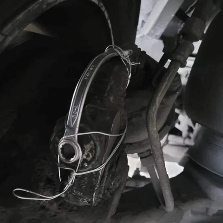 DENUNCIA: Bus de la empresa Buses Díaz con destino a Licanten, fue controlado en la ruta 5 kilómetro sector de Paine, y se detecta parte de su estructura amarrada con alambre al sistema de frenos. Se coordina con Carabineros el retiro de CIRCULACIÓN.

Fuente <a href="/cronicacurico/">CCN Crónica Noticias</a>