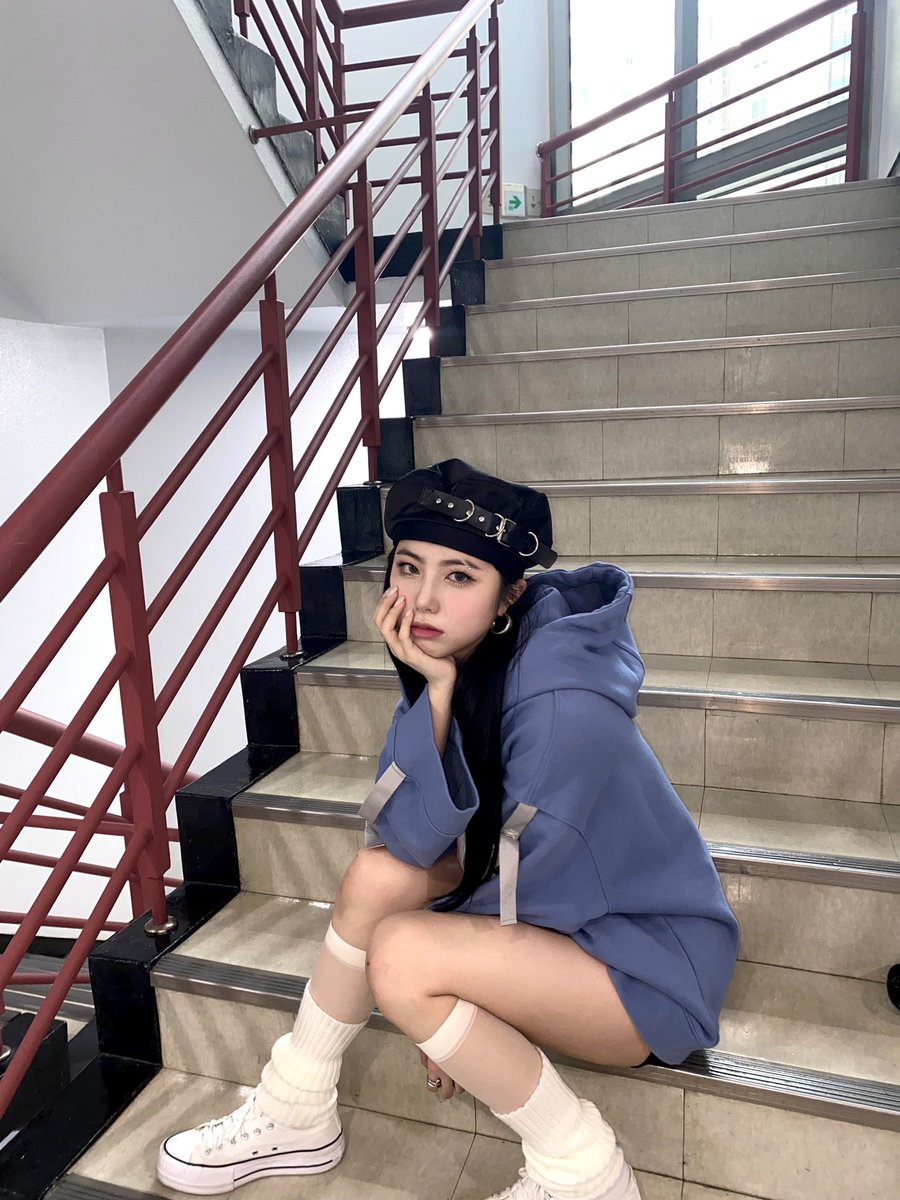 CHOlREH's tweet photo. ▎ #이레의_하루! 🐿

Ireh on April 10th, 2022, is as blue as the waves in the ocean! 🌊🖤 Following my question regarding my look on this day, I personally think I pulled it off, and I think it won't hurt to try out that look again on future stages, no? 😎

✦ ︰ https://t.co/fJYToUZHzc