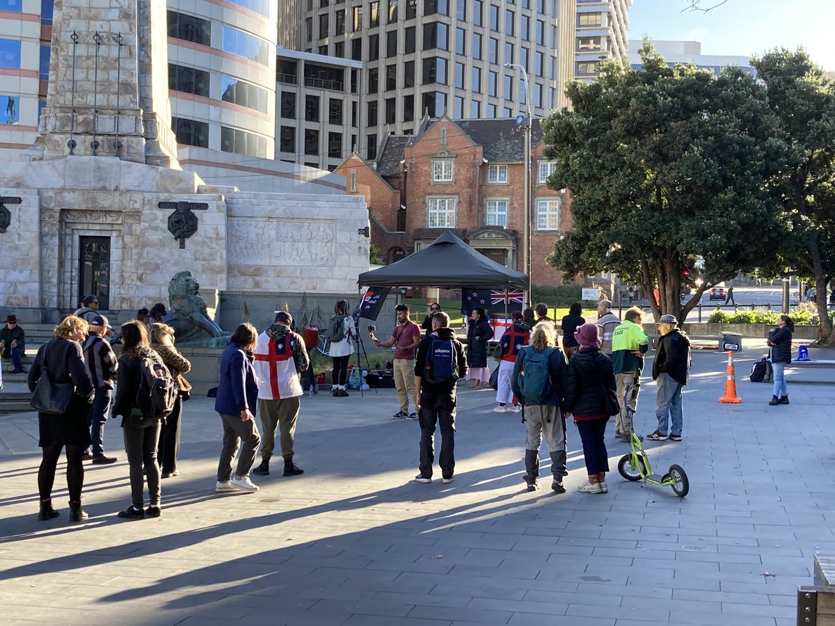 dudezeon's tweet photo. A couple dozen ferals with nothing better to do. #endtheprotest https://t.co/1QrUldGHBK