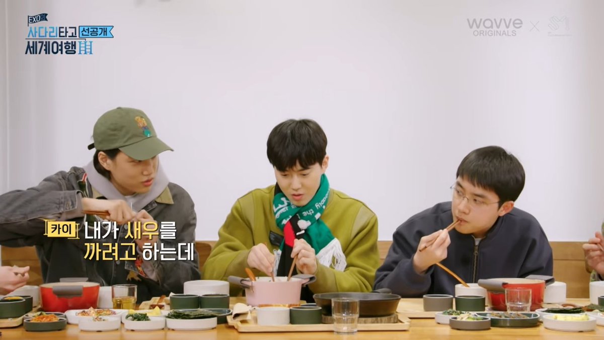 dyonigiri's tweet photo. And then Jongin explained that the debate isn't just about perilla leaves but also shrimp
🐻: what if I peel the shrimp for your gf?
🐧: Just peel it and eat it by yourself!!!

🤣🤣🤣🤣 https://t.co/2yQOOfHc7y