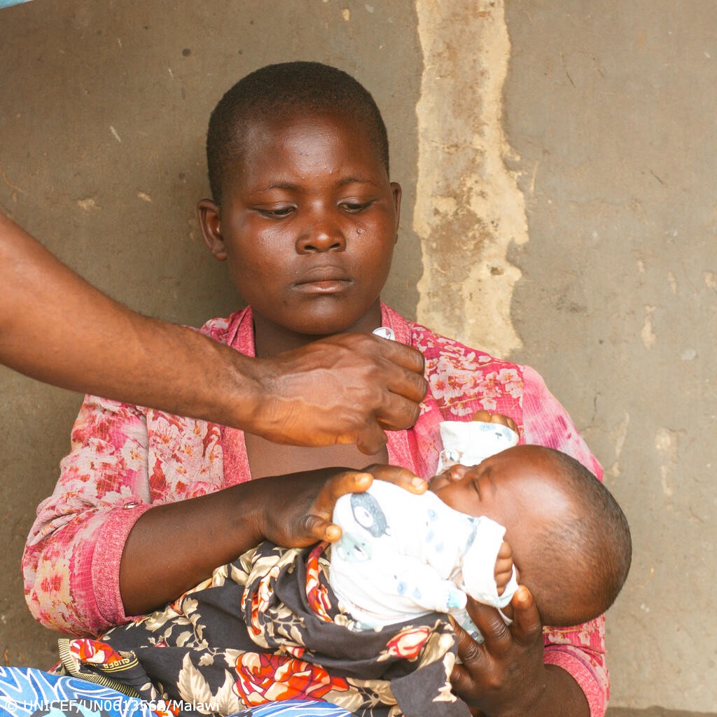 UNICEF's tweet image. Thank you, Dorothy! 

She's one of many UNICEF-supported health workers in Malawi, vaccinating children after a wild case of polio was discovered in the country. 

#EndPolio