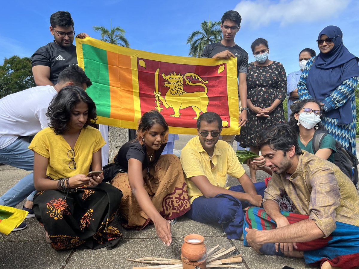 nuzlyhameem's tweet photo. NEW YEAR, NEW COUNTRY! ✊🏻🇱🇰

Happy New Year! ♥️

•

•

#Srilanka #lka #NewYear #NewCountry #gohomegota2022 #gohomegota 

@YellowDemocracy https://t.co/3kgrzjOoaK