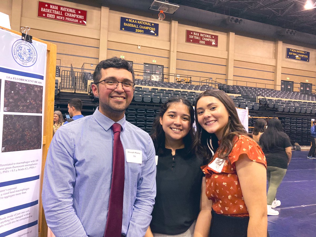 TeachBiomedSci's tweet photo. This is #MyWhy. I love my @StMarysU research students. 💗 They look so #happy. #ScienceSiblings #ResearchWeek #TheirFutureIsBright https://t.co/jKmUTi0c6C