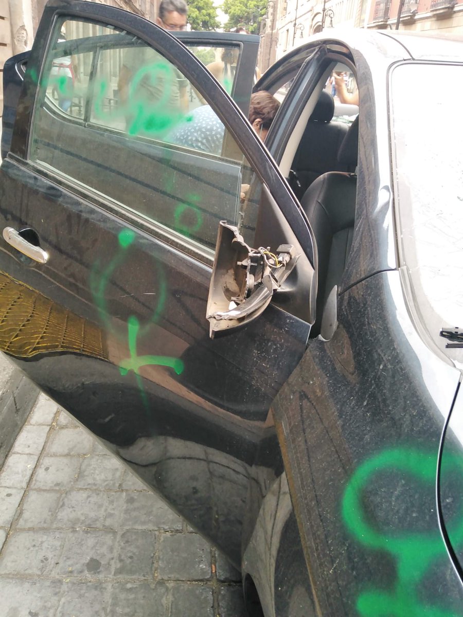 _nnux's tweet photo. Hoy mi mamá fue atacada afuera de la casa Okupa en la calle de Cuba por 4 mujeres encapuchadas. MI MAMÁ ESTABA DENTRO DEL COCHE CUANDO LA ATACARON. Estoy furiosa y muy triste de que estas cosas se hagan en nombre del feminismo. [1] https://t.co/NrFbUTAOET