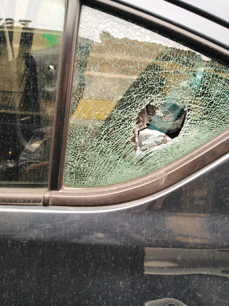 _nnux's tweet photo. Hoy mi mamá fue atacada afuera de la casa Okupa en la calle de Cuba por 4 mujeres encapuchadas. MI MAMÁ ESTABA DENTRO DEL COCHE CUANDO LA ATACARON. Estoy furiosa y muy triste de que estas cosas se hagan en nombre del feminismo. [1] https://t.co/NrFbUTAOET
