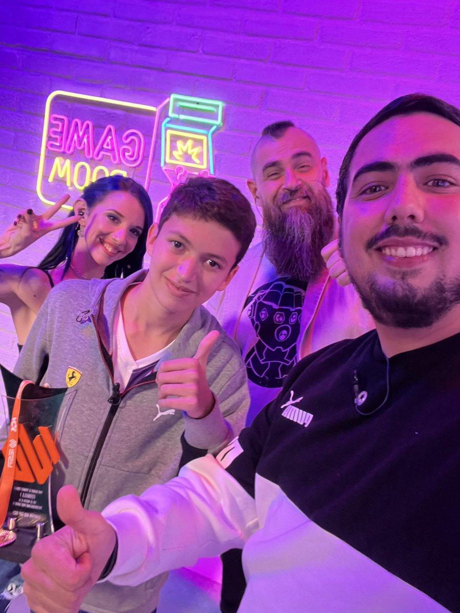 cafenix_esports's tweet photo. La selfie de la noche en @TLFesports a cargo de nuestro CEO @Nazario_Ok!

🏁 Nuestro Campeón @Fenix_baumateo.

🎙 @BeluSatu &amp; @arihergott 🎉🥳
Cracks 🤍💜

#LosColoresQueNosUnen https://t.co/1kTKABqNcl