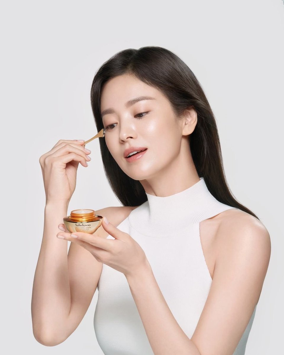 Melody1122Mel's tweet photo. @sulwhasoo.malaysia More elastic, radiant skin around the eyes over time

The New Concentrated Ginseng Renewing Eye Cream repairs and hydrates the skin around the eyes with its lightweight formula for triple resilience-boosting efficacies and moisture. 
#SongHyeKyo https://t.co/ig3ajUc3uB