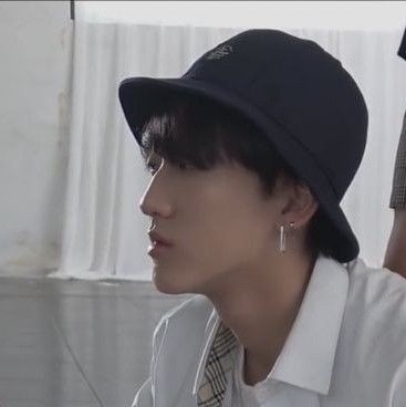 Changlix au

Wherein

Ian(lfl) and Axel(scb) have been friends since childhood but felix likes changbin 
but changbin's only consideration of him as friends will they end up in love?