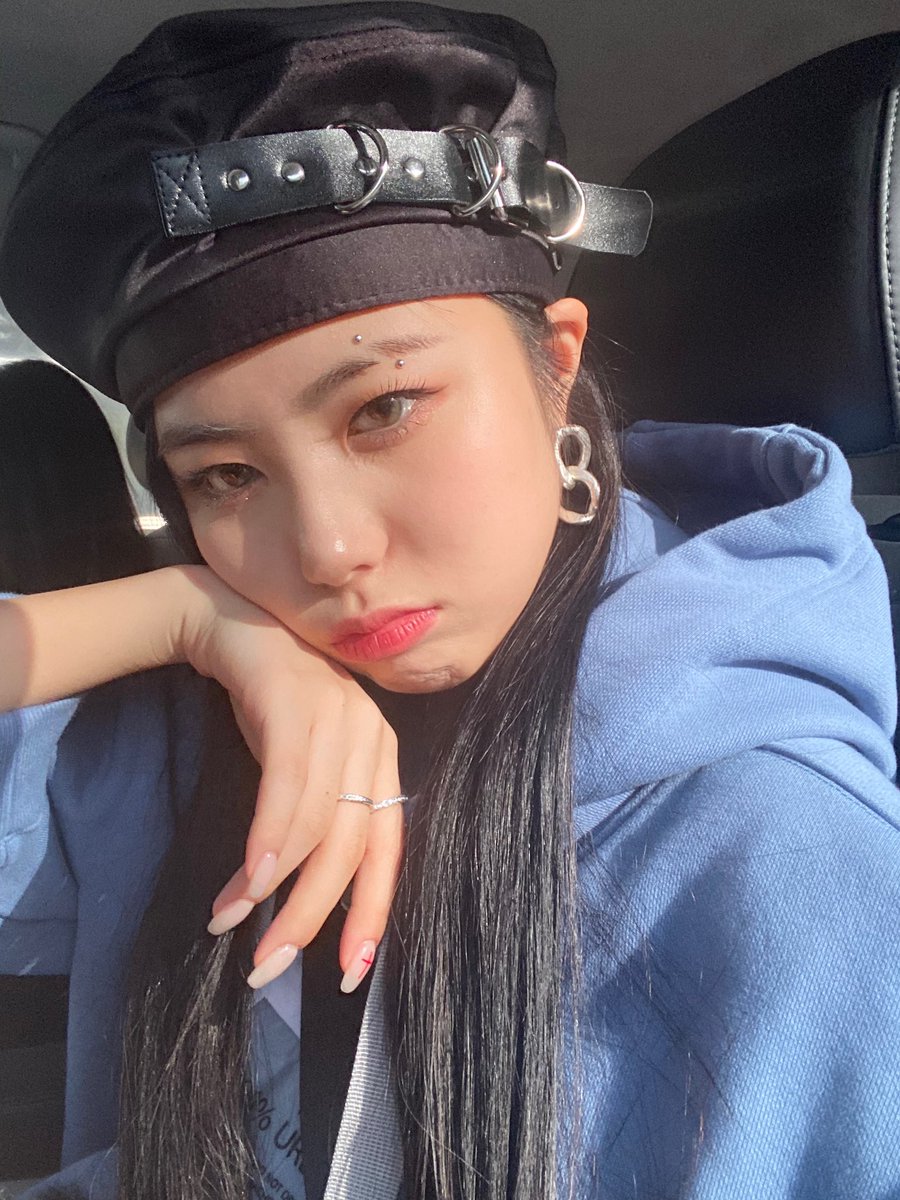 CHOlREH's tweet photo. ▎ #이레의_하루! 🐿

Dizzy, dizzy, petrified! 🌀 __ 🌀 정말 혼란하다 혼란해? 아니요, 네 머리속에 맴맴맴! 미치게 내가 놀아줄게, 점점 빠져든다. 💜 I’ll play with you till you go crazy. You’ll slowly fall for me. 🧙🏻‍♀️

✦ ︰ https://t.co/ounRyGzWYm