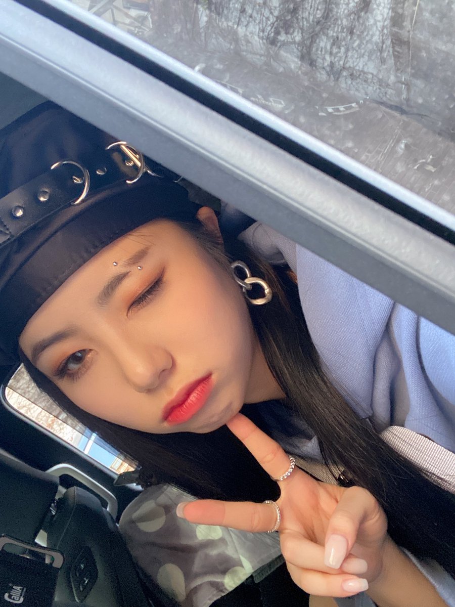 CHOlREH's tweet photo. ▎ #이레의_하루! 🐿

Dizzy, dizzy, petrified! 🌀 __ 🌀 정말 혼란하다 혼란해? 아니요, 네 머리속에 맴맴맴! 미치게 내가 놀아줄게, 점점 빠져든다. 💜 I’ll play with you till you go crazy. You’ll slowly fall for me. 🧙🏻‍♀️

✦ ︰ https://t.co/ounRyGzWYm