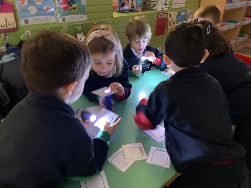 infantilarra's tweet photo. Ya podéis ver en el blog la reseña del proyecto "Sombra aquí, luz allá". ¡Qué divertido ha sido aprender y experimentar con la luz!😃
#2ºInfantil #proyecto #proyectoinspira 
https://t.co/RH9u04syub https://t.co/YprNIGQmeX