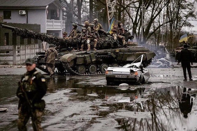 DefenceU's tweet photo. 💬@ZelenskyyUa: 
Life must win the war. Values ​​must win the war. Europe must win the war. And we will win.

Photo: Alex Kent, Efrem Lukatsky, Vadim Ghirda, Wojciech Grzedzinski, Santi Palacios. https://t.co/7TCdwTNhHW