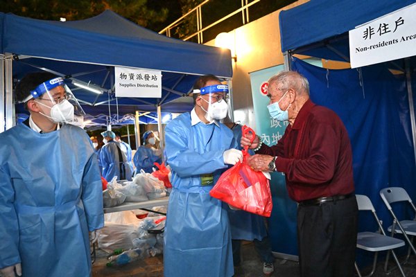 newsgovhk's tweet image. Secretary for Constitutional &amp;amp; Mainland Affairs #ErickTsang leading an anti-epidemic team completes the restriction-testing declaration operation in Block 10 of Tsui Chuk Garden in Wong Tai Sin #CompulsoryTesting #COVID19 news.gov.hk/eng/2022/04/20…