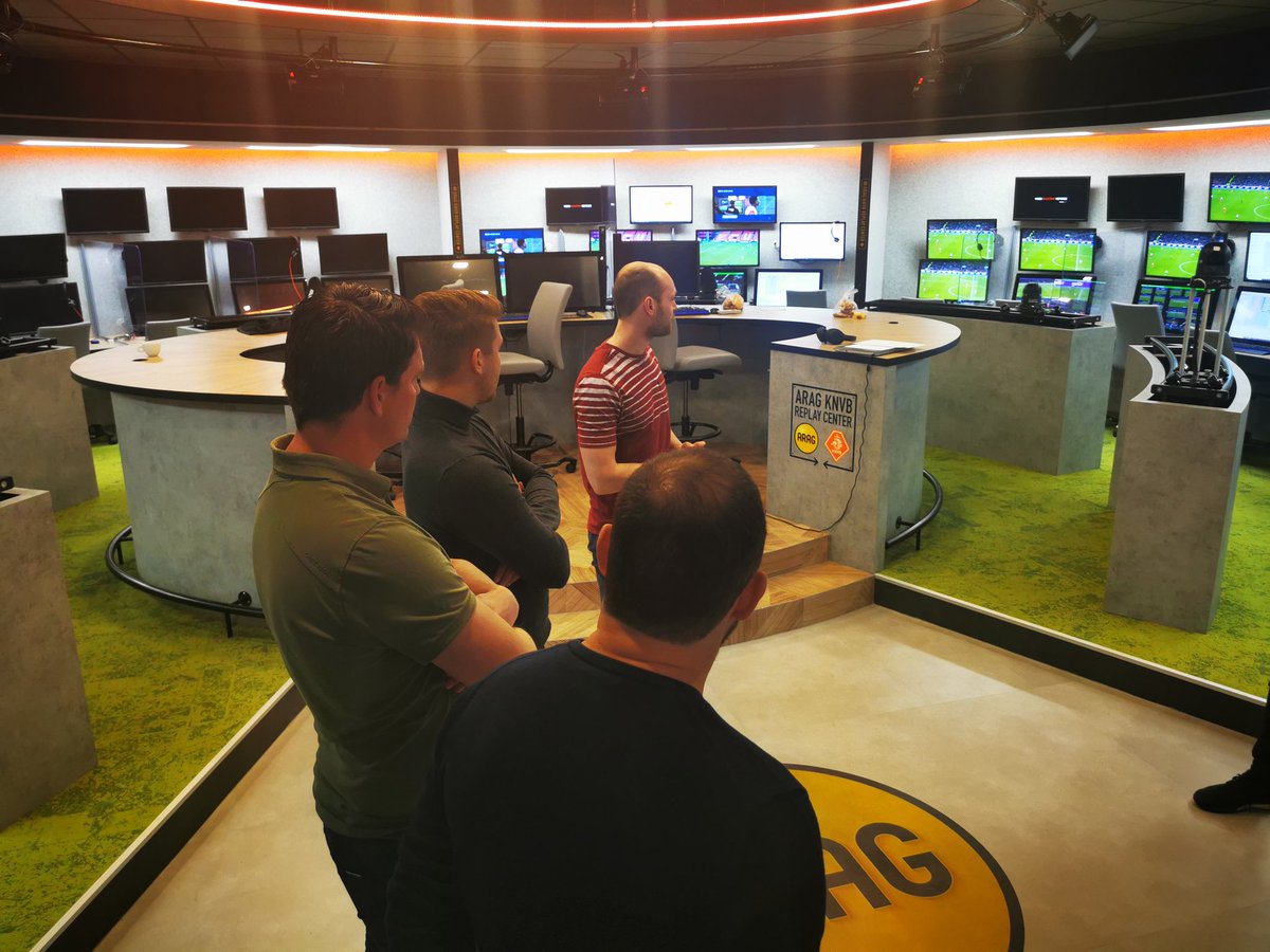 MarshaVanLent's tweet image. Vanaf nu ben ik ook inzetbaar als VAR 😉

Super leuk om een training te hebben en zelf achter de knoppen te zitten. En ja het is echt lastiger dan je denkt! 

#partnerdag #11 #VAR