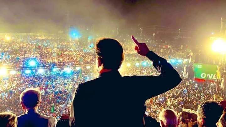 SeeratN586's tweet photo. عرش والے میری توقیر سلامت رکھنا۔۔۔۔ فرش کے سبھی خداؤں سے الجھ بیٹھا ہوں  #امپورٹڈ_حکومت_نامنظور #پشاورجلسہ
#BehindYouSkipper #ImranKhanPTI https://t.co/m1gAoXvIVr