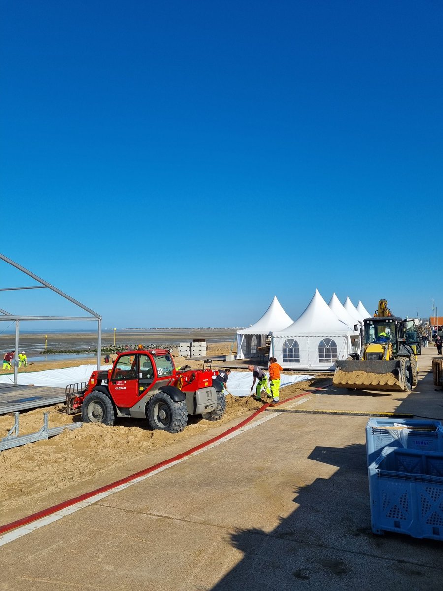 Chatelaillon's tweet photo. Le FESTIVAL International du cerf-volant et du vent s'installe sur la plage 🏖🪁 Toutes les équipes sont mobilisées pour faire RÊVER le public 💫💛💙#chatelaillonplage #cvchatel2022 #charentemaritime https://t.co/DiD6M0IW9R