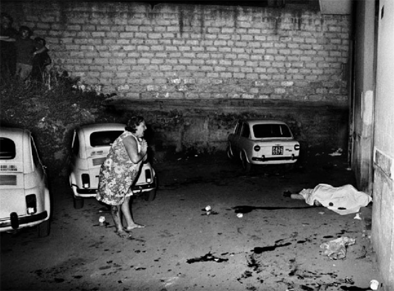 AntonioGil7's tweet photo. Ha muerto Letizia Battaglia, la fotógrafa que mejor retrató a la mafia siciliana y sus años más terribles. Empezó en un periódico local cuando era muy raro ver una mujer en su puesto. https://t.co/s48K8tWJ85