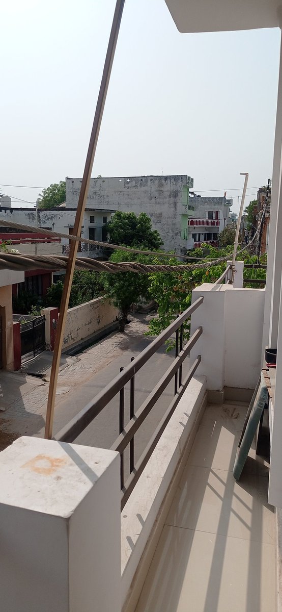 ekArchana's tweet photo. @UPPCLLKO aapse vinamra anurodh hai ki ye high voltage cable mere ghar ki balcony se gaya hua hai, dheela hone ke karan aur sahi tarike se na lage hone ki wajah se khatre ka karan bana hua hai. Isko sangyan mein lete huye isko theek karane ki kripa karein. Detail ahead.. (1/2) https://t.co/S2IkJwfpAo