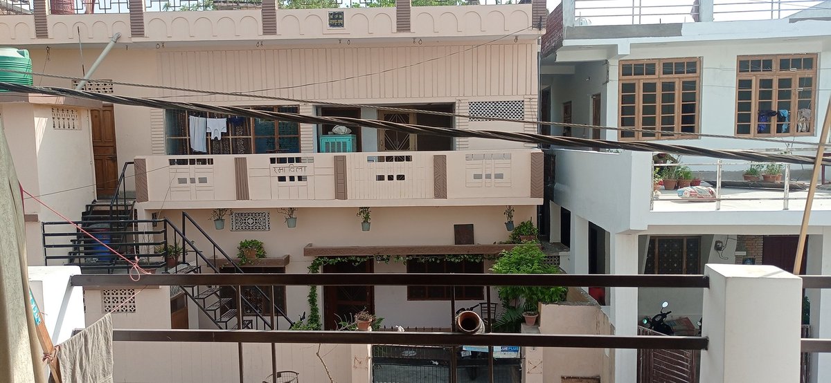 ekArchana's tweet photo. @UPPCLLKO aapse vinamra anurodh hai ki ye high voltage cable mere ghar ki balcony se gaya hua hai, dheela hone ke karan aur sahi tarike se na lage hone ki wajah se khatre ka karan bana hua hai. Isko sangyan mein lete huye isko theek karane ki kripa karein. Detail ahead.. (1/2) https://t.co/S2IkJwfpAo