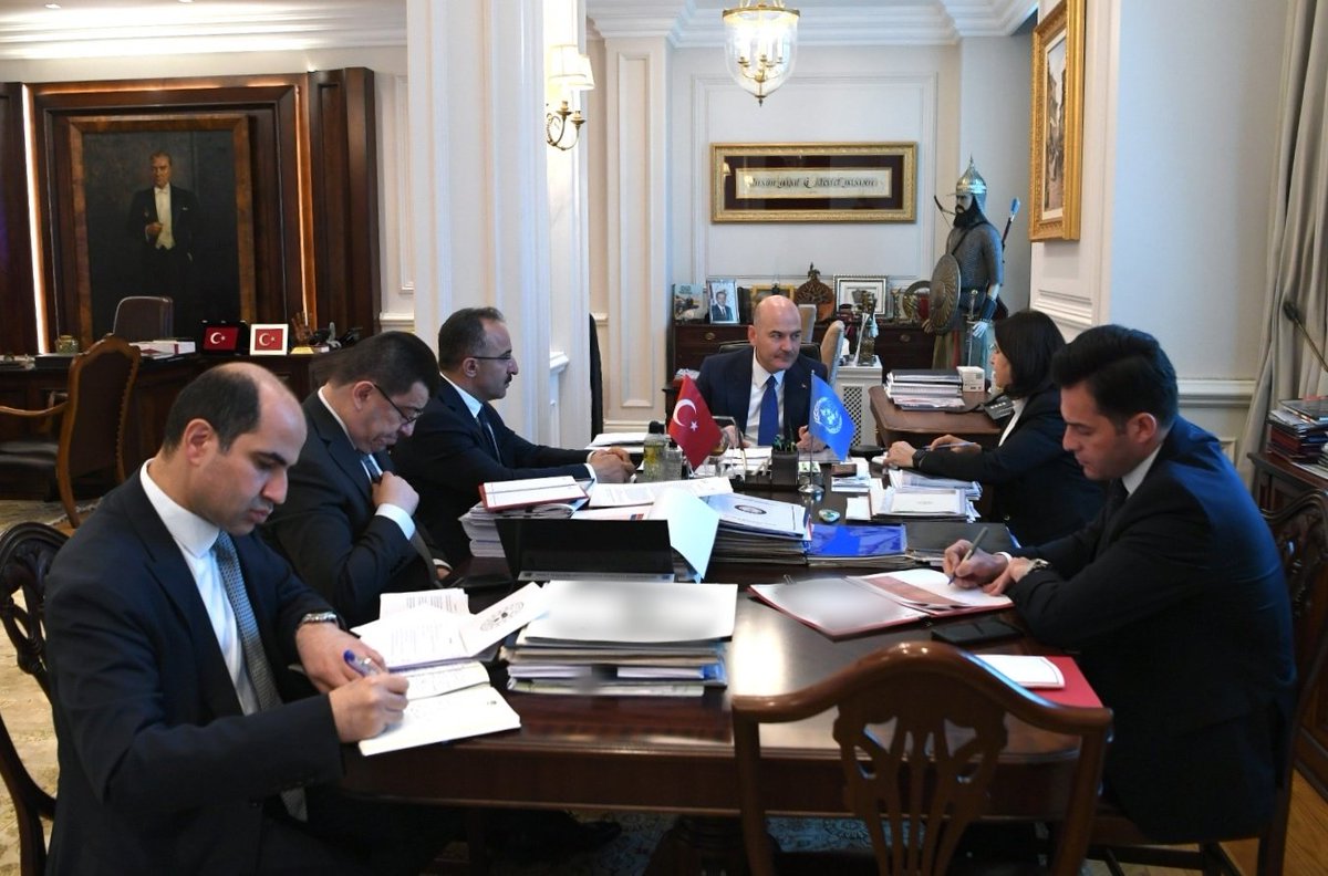 📞Bakanımız Sn.<a href="/suleymansoylu/">Süleyman Soylu</a> ile BM Mülteciler Yüksek Komiseri Sn.<a href="/FilippoGrandi/">Filippo Grandi</a> arasındaki telefon görüşmesinde;
▪️Düzensiz Göçle Mücadele  
▪️Afganistan kaynaklı düzensiz göç baskısı
▪️Rusya-Ukrayna Savaşı
▪️İnsani Yardımlar
▪️Ülkemizden Suriye’ye Geri Dönüşler değerlendirildi