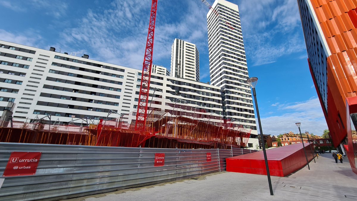 IGaribi's tweet photo. Estado de los trabajos en la construcción del edificio "Anboto Dorrea" de Garellano, que dispondrá de 36 alturas, levantando ya la primera planta después del parón técnico de estos días pasados, y tras haber finalizado las cinco plantas de sótano. #Bilbao https://t.co/tSM2itzwan
