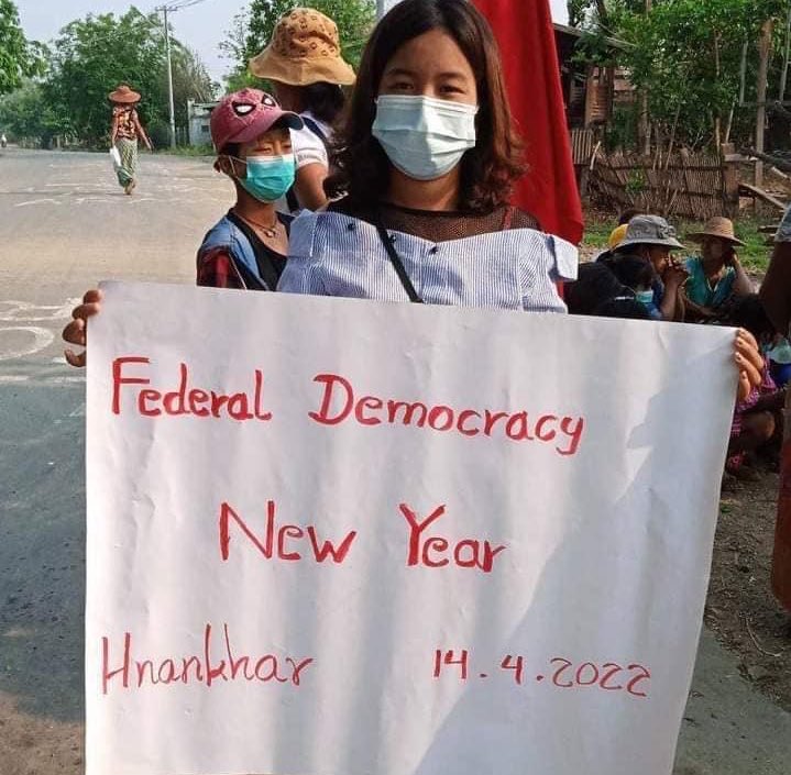 KYITHAR95368969's tweet photo. Federal Democracy New Year!!

Local PDFs and residents from a village of #Gangaw Twp, #Magway Division, staged the #RevolutionaryThingyan and protested to drive out the #MilitaryDictatorship on April 14.

#2022Apr14Coup 
#WhatsHappeningInMyanmar https://t.co/WzSiKsk2S4
