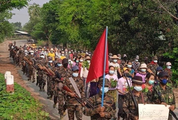 KYITHAR95368969's tweet photo. Federal Democracy New Year!!

Local PDFs and residents from a village of #Gangaw Twp, #Magway Division, staged the #RevolutionaryThingyan and protested to drive out the #MilitaryDictatorship on April 14.

#2022Apr14Coup 
#WhatsHappeningInMyanmar https://t.co/WzSiKsk2S4