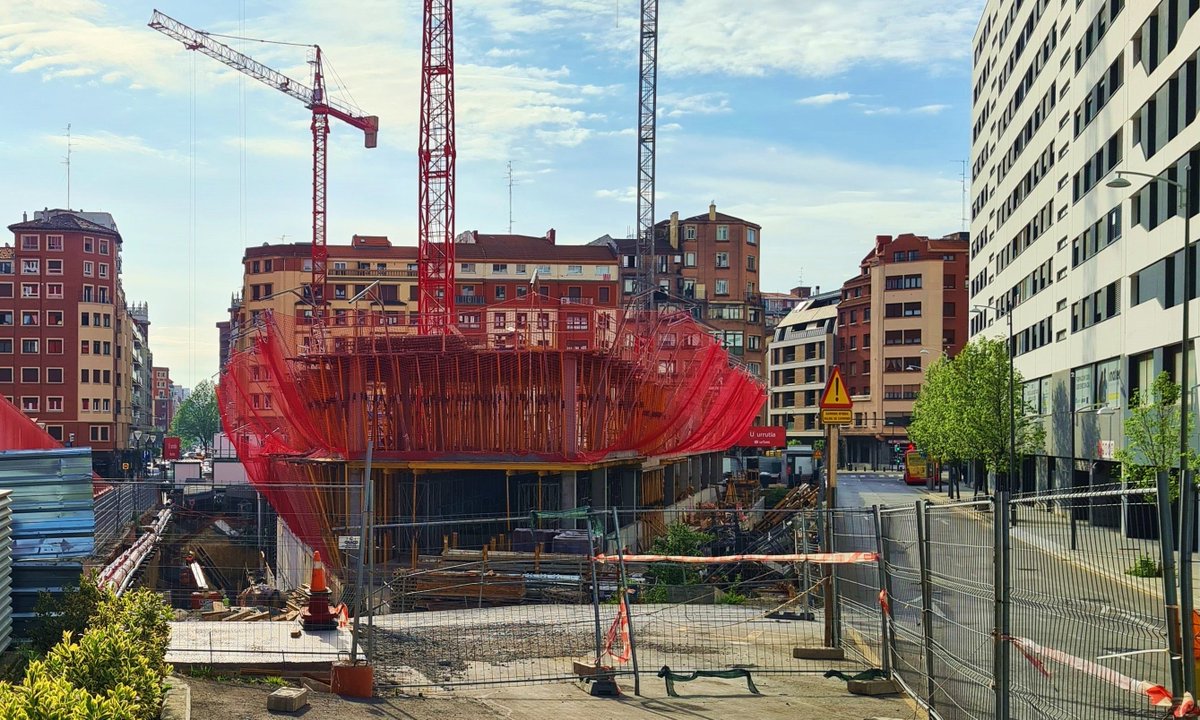 IGaribi's tweet photo. Estado de los trabajos en la construcción del edificio "Anboto Dorrea" de Garellano, que dispondrá de 36 alturas, levantando ya la primera planta después del parón técnico de estos días pasados, y tras haber finalizado las cinco plantas de sótano. #Bilbao https://t.co/tSM2itzwan