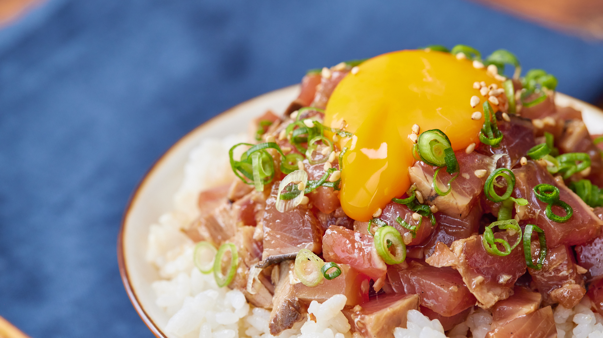マルエツ 材料を切って混ぜるだけ なのにお店の味です かつおたたきユッケ丼 しょうゆ小2 ごま油小2 砂糖小1 2 チューブにんにく小1 2 そばつゆ小2を混ぜ かつおのたたき1パック 110g位 を1 2cmに切って加え ご飯の上にのせ 卵黄 小口ネギ 白ごま