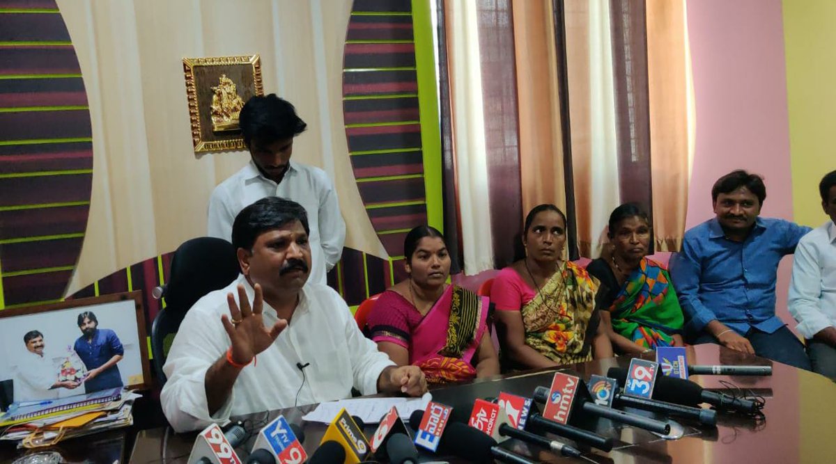 JanaSenaParty's tweet photo. వైఎస్సార్సీపీ మాజీ మంత్రి శంకర్ నారాయణ గారి పదవి పోయింది అది కేవలం YCP జిల్లా ఎమ్మెల్యేల వలనే ఆ బాధతో మీరు
 ప్రజలకు సేవ చేయడానికి విచ్చేసిన జనసేన పార్టీ అధ్యక్షులు శ్రీ పవన్ కళ్యాణ్ గారి గురించి ఇలా విమర్శించడం చేయడం హేయమైన చర్య. ధర్మవరం మీడియాతో శ్రీ @MadhusudhanJSP గారు. https://t.co/rUCFG1OnXZ