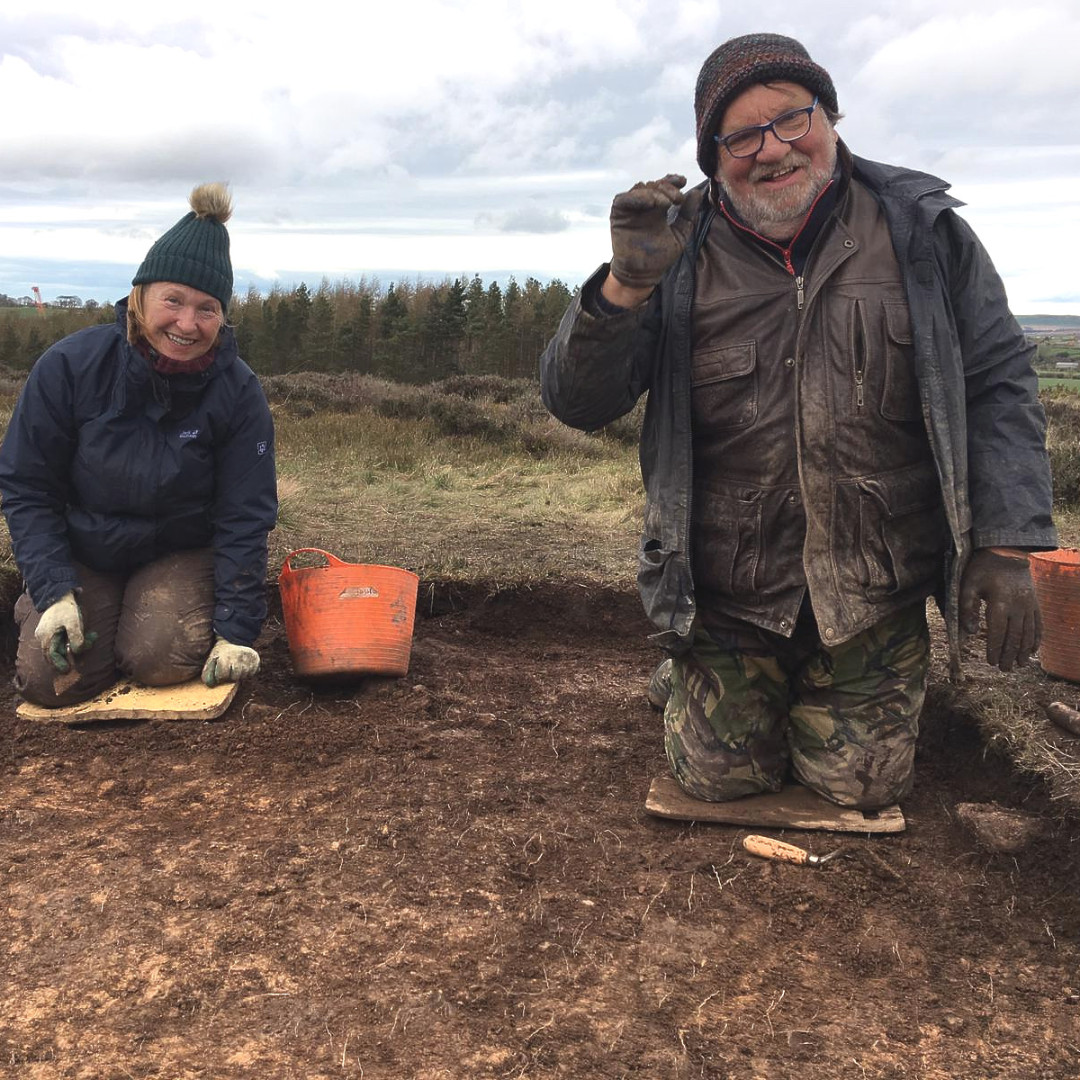 TheDigVenturers's tweet photo. PLOT TWIST!

So far everything we’ve found at this settlement has been Late Neolithic / early Bronze Age, but Paul has just found… ROMAN STUFF!

That’s another 2,000 years added to our story 😱

#MooDig https://t.co/x2lRH6bNI0