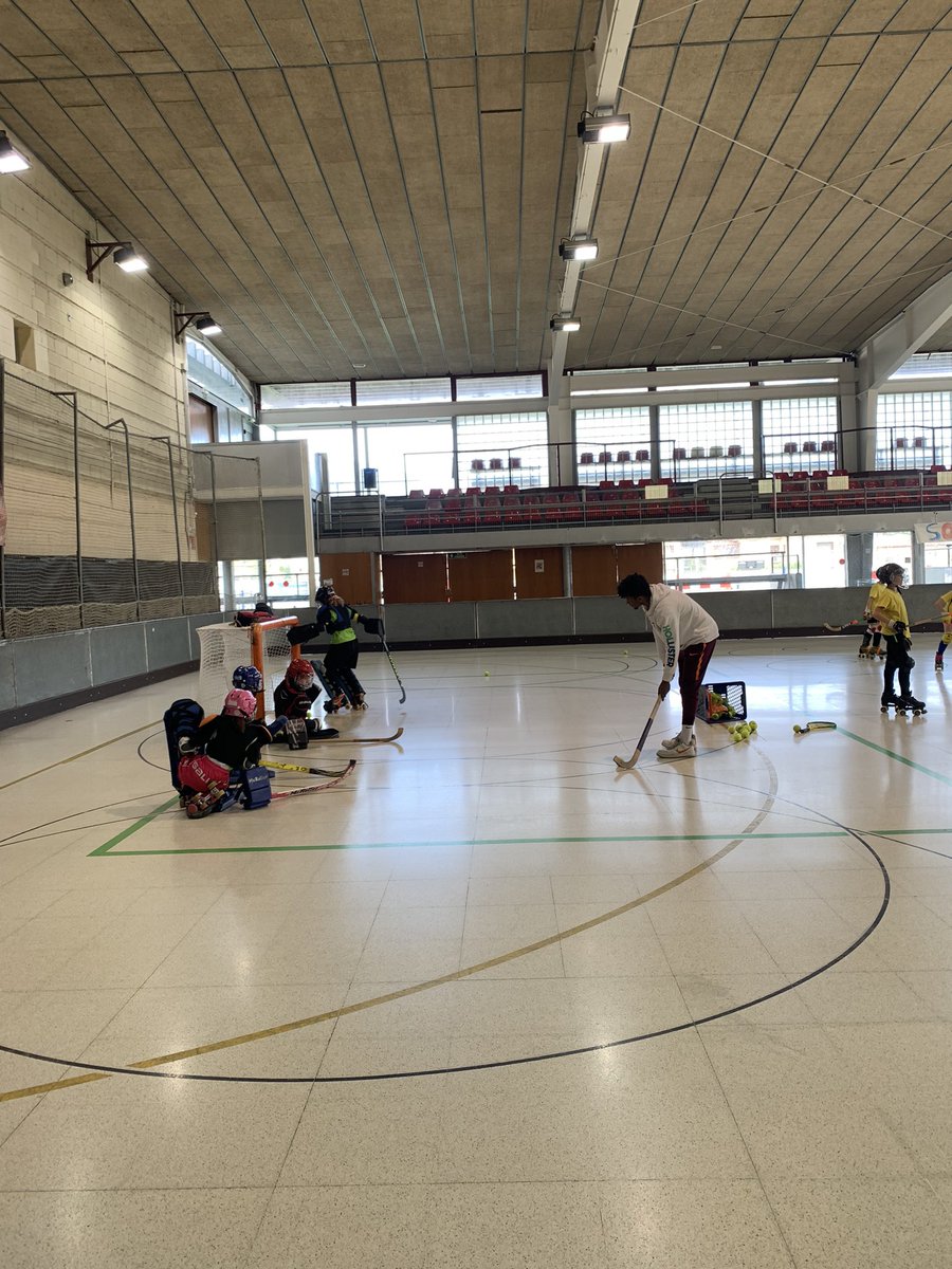 club_pati's tweet photo. Avui darrer dia d’entrenament abans de les vacances💪🏻🏑🥅🔵🔴 #fecapa #santceloni #cpsc #hoqueipatins #hoquei #seguim #somhisantceloni https://t.co/vukZOzNaPd